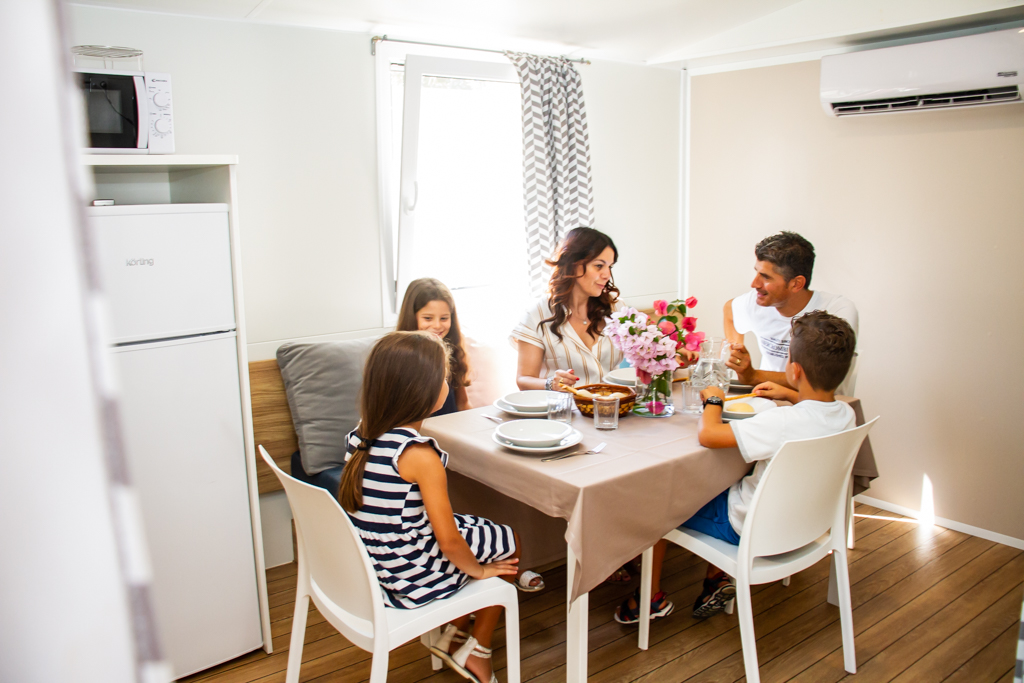 famiglia che pranza all'interno del villaggio Lido d'Abruzzo